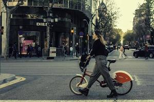 kvinna som går med en cykel i barcelona, 2017 foto