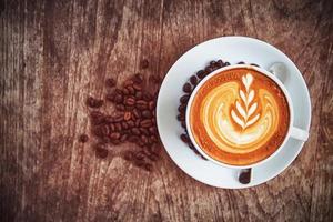 en kopp konst latte eller cappuccino kaffe foto