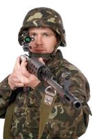soldat förvaring en gevär foto