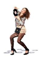 kvinna med vinyl skiva i en händer foto