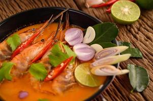 thailändsk varm kryddig soppa som heter tom yum kung med räkor foto