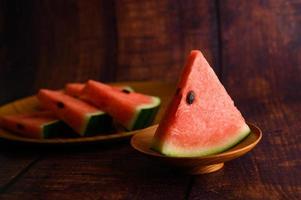 vattenmelon skuren i bitar på ett träbord foto