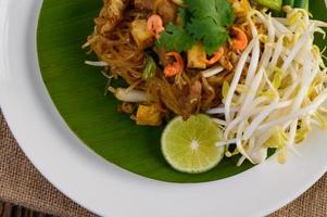 pad thai maträtt på ett bananblad foto
