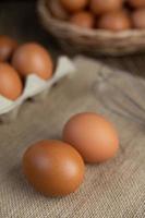 råa ekologiska ägg på en hampasäck foto