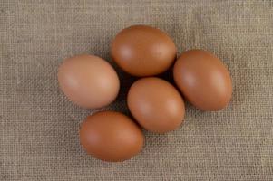råa ekologiska ägg på en hampasäck foto