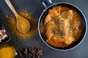 massaman thailändsk curry med kryddor foto