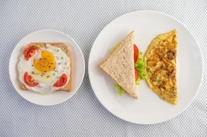 omeletter och stekt ägg