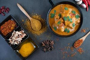 massaman curry med traditionella kryddor foto
