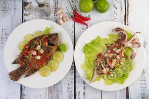 tilapia stekt med chilisås och bläckfisk