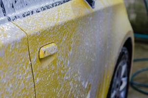 gul bil blir tvättad