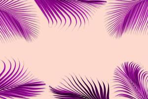 grön handflatan löv mönster är tillverkad violett för natur koncept, tropisk blad med kopia Plats isolerat på rosa bakgrund foto