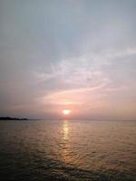 skön solnedgång se på suradadi strand foto