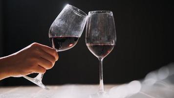 uppsättning av händer innehav röd vin glas isolerat på svart bakgrund. foto