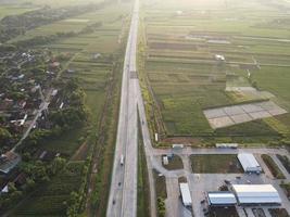 antenn se av jalan raya indonesien med få bilar och soluppgång se foto