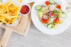 sallad och pommes frites foto