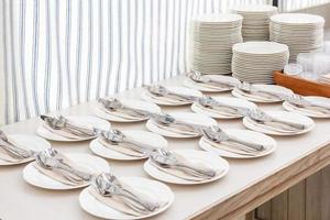 travar av rengjord vit maträtt för cateringbuffé i restaurangrum foto