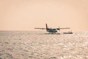 08.09.2019 - ari atoll, maldiverna exotisk scen med sjöflygplan på maldiverna hav landning. sjöflygplan taxi på solnedgång hav innan ta av. semester eller Semester i maldiverna begrepp bakgrund. luft transport foto