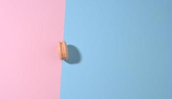 runda rosa macaron på en rosa-blå bakgrund med skugga foto