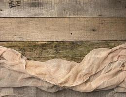 vikta flor handduk på en tabell tillverkad av gammal grå trä- styrelser foto