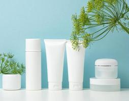 tömma vit plast rör och burkar för kosmetika. förpackning för grädde, gel, serum, reklam och produkt befordran foto