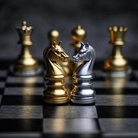 guld och silver- schack på schack styrelse spel för företag liknelse ledarskap begrepp foto