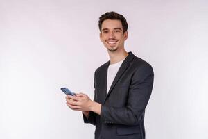 porträtt av en Lycklig affärsman använder sig av smartphone över vit bakgrund foto