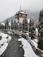 berg slingrande flod i vinter- under snö foto