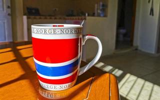 norska kaffe kopp Norge kaffe pott på trä- tabell. foto