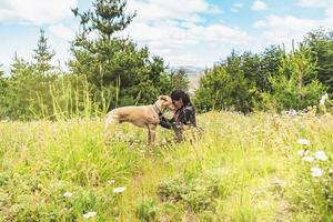 söt hund förälskelser henne ägare. foto