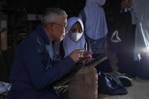 keris hantverkare är undervisning besökare handla om de bearbeta av framställning keris i de verkstad. bantul, indonesien - 25 augusti 2022 foto