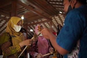 besökare ser på en samling av kerises i en Galleri. bantul, indonesien - 25 augusti 2022 foto