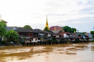 chantaboon vid vatten gemenskap på Chanthaburi i thailand foto