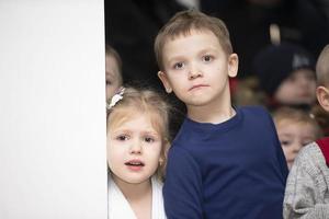 belarus, stad av gomel, december 15, 2021. judo skola för barn. nyfiken barn titt genom de dörrar. foto