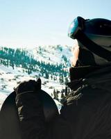 stänga upp porträtt kille innehav snowboard i vinter, sporter ha på sig, hjälm, solglasögon, vinter, upp, frihet, natur, attraktiv, kläder, sport, tävlingar, vinter- högtider, alps foto