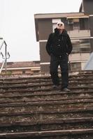 mogna man rap sångare Framställ på trappa utomhus på de utkant av en stad foto