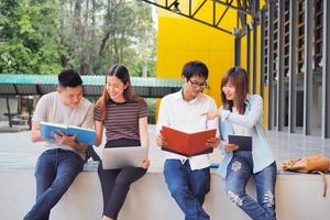 en grupp av hög skola studenter sitta tillsammans till studie i de område av de universitet. foto