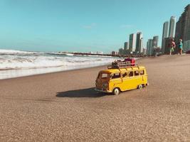 cartagena, colombia, 2020 - leksaksbuss på stranden foto