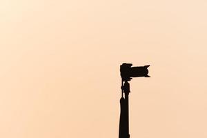 silhuett av en kamera vid solnedgången foto