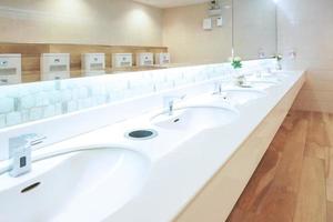 toalett handfat interiör av offentlig toalett med av tvättning händer och spegel ,rena toalett foto