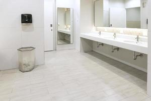 interiör av offentlig rena toalett i delad toalett där är en bred urval av sänkor med speglar, rena toalett foto