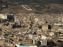 antenn se panorama av de fez el bali medina marocko. fes el bali var grundad som de huvudstad av de idrisid dynasti mellan 789 och 808 annons. foto