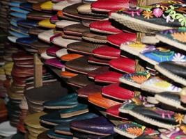 färgrik handgjort läder tofflor väntar för klienter på affär i fes, Nästa till garverier, marocko foto