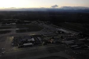 malpensa flygplats i milan Italien antenn se efter solnedgång i vinter- foto