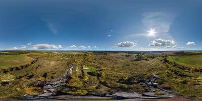 antenn full sömlös 360 hdri panorama se över jordbruk fält och byar med moln i likriktad sfärisk utsprång, redo för använda sig av som himmel ersättning i Drönare panorama eller vr innehåll foto