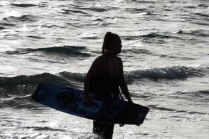 vindsurfing, kitesurfing, vatten och vind sporter driven förbi segel eller drakar foto