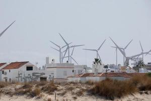 väderkvarnar för icke-förorenande elektrisk kraft generation foto