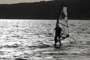 vindsurfing, kitesurfing, vatten och vind sporter driven förbi segel eller drakar foto