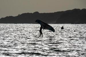 vindsurfing, kitesurfing, vatten och vind sporter driven förbi segel eller drakar foto