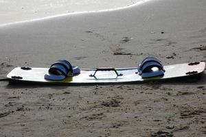 snowboard på de våt sand av en strand till njut av vatten sporter foto