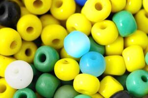 gul och grön plast pärlor för hantverk foto